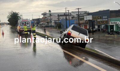 Jaru: Motorista perde controle de fiat uno e fica pendurado em ribanceira de quase 05 metros próximo a ponte sobre Rio Jaru