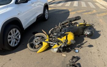 Jaru: Mototaxista fica ferido após porta de carro ser aberta no momento em que passava pela via