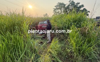 Três pessoas ficam feridas após veículo sair da pista e parar em meio ao mato entre Jaru e Ariquemes