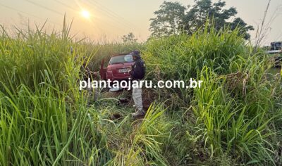 Três pessoas ficam feridas após veículo sair da pista e parar em meio ao mato entre Jaru e Ariquemes