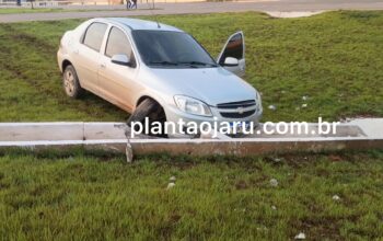 Jaru: Motorista perde controle de veículo após falha nos freios e vai parar em vala na BR-364