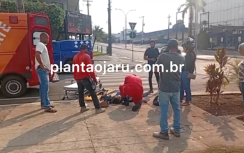 JARU – Mulher fica ferida após colidir moto em carro na rotatória das avenidas Padre Adolpho e Florianópolis