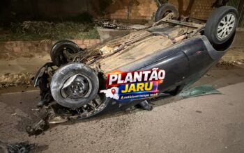 Jaru: Motorista fica gravemente ferido após bater em veículo estacionado e capotar na Linha 605