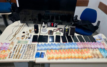 POLÍCIA MILITAR PRENDE SUSPEITO DE TRÁFICO DE DROGAS E APREENDE ENTORPECENTES, DINHEIRO E DIVERSOS OBJETOS EM JI-PARANÁ