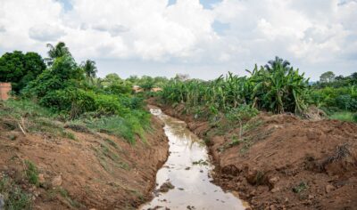 Prefeitura de Jaru realiza limpeza de canais na zona urbana do município; ação contribui para prevenir alagamentos no período chuvoso
