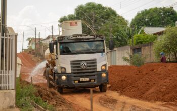 Prefeitura de Jaru trabalha para asfaltar trecho da Rua Euclides da Cunha entre Marechal Rondon e Rio de Janeiro, no Setor 07; obra é executada com recursos próprios
