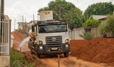 Prefeitura de Jaru trabalha para asfaltar trecho da Rua Euclides da Cunha entre Marechal Rondon e Rio de Janeiro, no Setor 07; obra é executada com recursos próprios